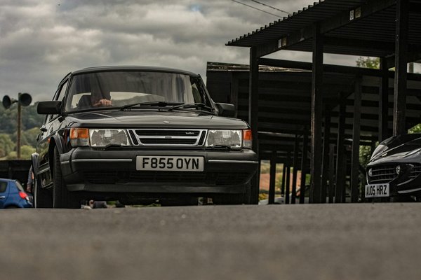 Les Meilleures Solutions pour Éliminer les Taches de Goudron sur la Carrosserie de Votre Voiture